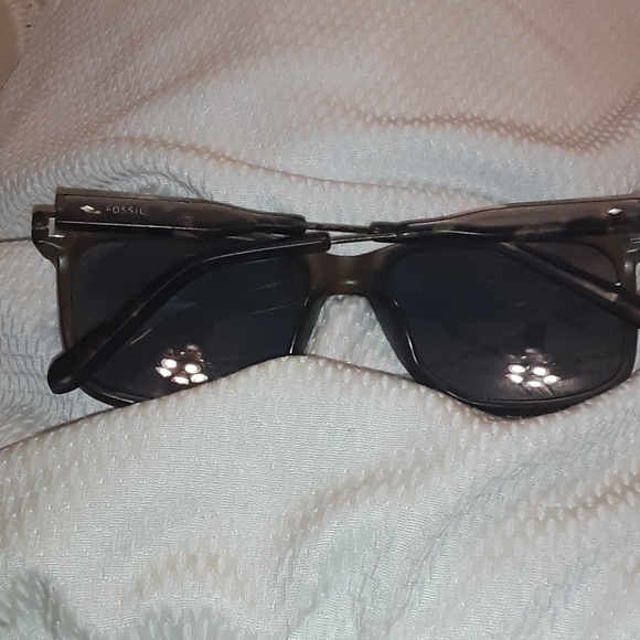 Fossil London rectangle Sunglasses - Picture 2 of 3